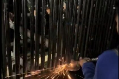 Massa aksi berusaha masuk Gedung DPR dengan membawa gerinda untuk memotong pagar. Foto: Tangkapan video X