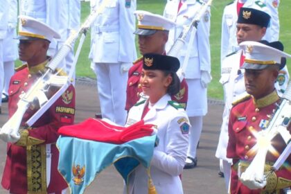 Bianca Alessia Christabella Lantang, pembawa baki bendera Merah Putih pada Upacara HUT Ke-80 RI di Istana Merdeka, Jakarta, Minggu (17/8/2025). Foto: Youtube Setpres