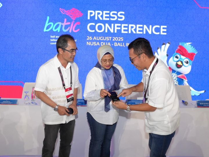 BATIC 2025 Edisi-10: Igniting Tomorrow’s Digital Evolution - Hubungkan Konektivitas Global 2 (kiri ke kanan) Direktur Wholesale & International Services Telkom Honesti Basyir, Direktur Utama Telkom Dian Siswarini, dan CEO Telin Budi Satria Dharma Purba saat sesi Press Conference BATIC di The Westin Resort, Nusa Dua, Bali pada Selasa (26/8/2025). Foto: Telkom Indonesia