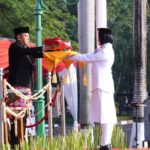 Wali Kota Administrasi Jakarta Timur, Munjirin, Pembina Upacara dalam Peringatan Hari Ulang Tahun (HUT) Kemerdekaan ke-80 Republik Indonesia (RI), menerima bendera merah putih dari Paskibraka di halaman Kantor Walikota Jakarta Timur, Minggu (17/8/2025). Foto: Ist