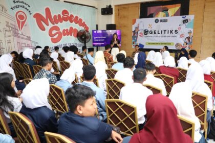 Eva Noor, Ketua IWCS saat memberi literasi keamanan siber di tengah murid murid SD di Yogyakarta. Foto: Dok IWCS