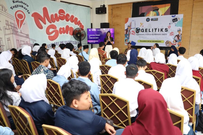 Eva Noor, Ketua IWCS saat memberi literasi keamanan siber di tengah murid murid SD di Yogyakarta. Foto: Dok IWCS