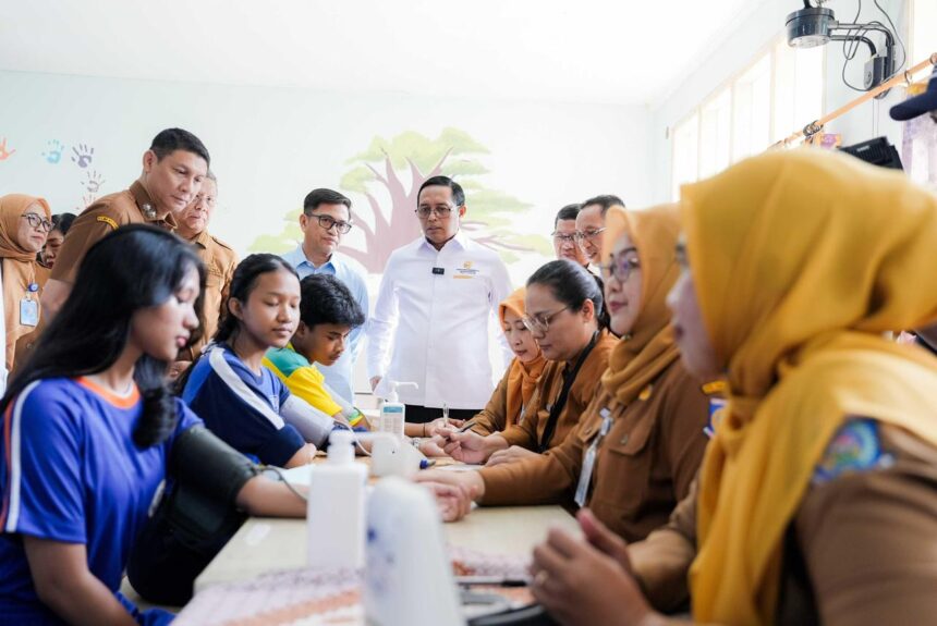 Kepala Komunikasi Kepresidenan Hasan Nasbi melihat pelaksanaan CKG di SMA Negeri 6 Kota Tangerang Selatan, Senin (4/08/2025). Foto: Dok PCO