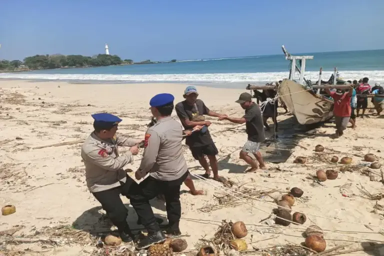 Perahu Misterius Terdampar di Pantai Santolo, Garut