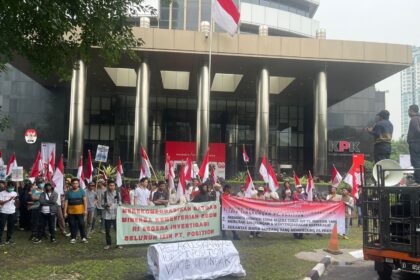 Aksi yang dilakukan organisasi masyarakat sipil Halmahera Timur di KPK Jakarta. Foto: Dok ist