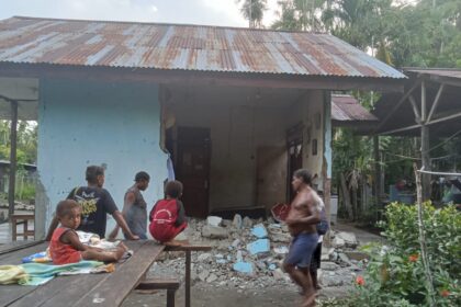 Kondisi kerusakan rumah warga pascagempa bumi M 6,4 di Kabupaten Sarmi, Papua, Selasa (12/8/2025) sore. Foto: BPBD Kabupaten Sarmi, Papua