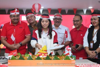 Menteri Komunikasi dan Digital (Menkomdigi) Meutya Hafid dalam acara Kick Off Komdigi Karnaval 2025 menyambut HUT ke-80 RI di Kantor Kementerian Komunikasi dan Digital, Jakarta Pusat, Kamis (14/8/2025) mengatakan topik digitalisasi sangat relevan dengan semangat yang diusung dalam tema HUT ke-80 RI, yaitu Bersatu Berdaulat, Rakyat Sejahtera, Indonesia Maju. Foto: Dok Humas Kemkomdigi