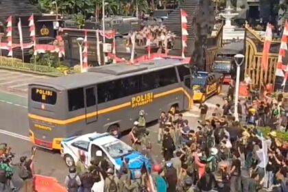 Aksi aspirasi rakyat bubarkan DPR saat berhadapan dengan aparat kepolisian di Polda Metro Jaya, Jumat (29/08/2025). Foto: X @ilhampid
