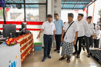 Wamenkeu Suahasil Nazara saat mengunjungi Koperasi Desa Merah Putih (KDMP) di Desa Gadungan, Kecamatan Selemadeg Timur, Tabanan, Bali. Foto: Kemenkeu