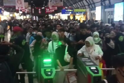 Penumpang KRL Commuter Line memadati stasiun Tanah Abang, Senin (25/8/2025). Foto: Tangkapan layar X @anymous