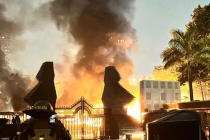 Halte busway di depan Polda Metro Jaya dibakar para demonstran. Foto: ist