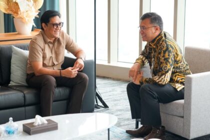 Dirut BPJS Ketenagakerjaan Pramudya Iriawan Buntoro (kanan) bersama Andre Taulany.