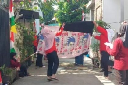 Sejumlah Ibu dan Bapak-Bapak warga Perumahan Griya 15, RT 003 RW 011, Kelurahan Mekarsari, Kecamatan Cimanggis, Depok, saat mengikuti keseruan lomba voli sarung menyemarakkan HUT Kemerdekaan ke-80 Republik Indonesia, Minggu (17/8/2025) sore. Foto: Joesvicar Iqbal/ipol.id