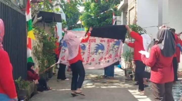 Sejumlah Ibu dan Bapak-Bapak warga Perumahan Griya 15, RT 003 RW 011, Kelurahan Mekarsari, Kecamatan Cimanggis, Depok, saat mengikuti keseruan lomba voli sarung menyemarakkan HUT Kemerdekaan ke-80 Republik Indonesia, Minggu (17/8/2025) sore. Foto: Joesvicar Iqbal/ipol.id