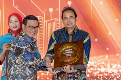 Gubernur DKI Jakarta saat memberikan penghargaan pada Dirut Bank Jakarta, Agus H Widodo.(Foto istimewa)