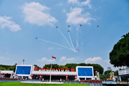 Sejumlah jet tempur TNI AU melakukan manuver saat demo udara di atas Istana Merdeka pada peringatan HUT ke-80 RI.
