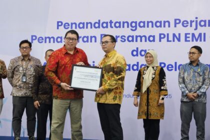 Penyerahan Renewable Energy Certificate (REC) yang diterima oleh VP Network/IT Stra, Tech, & Architecture Telkom Ermono Liman Prabowo. Foto: Telkom Indonesia