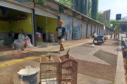 Sejumlah pedagang di Pasar Barito, Kelurahan Kramat Pela, Kecamatan Kebayoran Baru, Jakarta Selatan, Minggu (3/8/2025) siang, tetap bertahan menolak relokasi ke kawasan Lenteng Agung, Jagakarsa. Foto: Joesvicar Iqbal/ipol.id