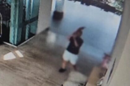 WN asal Palestina mengamuk dan melakukan tindakan berbahaya melukai dirinya sendiri di Swiss-Belhotel Kalibata, Pancoran, Jakarta Selatan, Minggu (10/8/2025). Foto: Ist