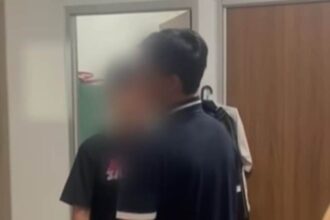 Polisi mengamankan terduga pelaku penyiram air keras, Minggu (3/8/2025). Foto: Tangkapan layar Instagram@jakut24jam