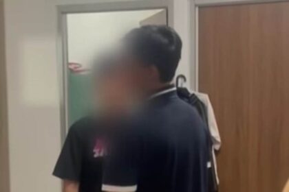 Polisi mengamankan terduga pelaku penyiram air keras, Minggu (3/8/2025). Foto: Tangkapan layar Instagram@jakut24jam