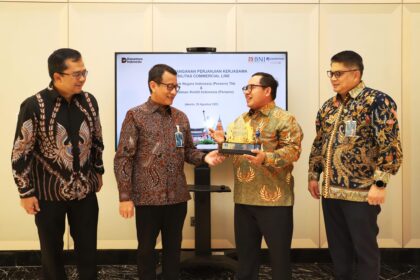 Acara penandatanganan perjanjian kerja sama yang dilakukan di Jakarta pada Jumat (29/8/2025) oleh GM International & Financial Institutions BNI Roekma Hari Adji dan Kepala Divisi Hubungan Kelembagaan II Jamkrindo, Aribowo. Foto: Dok BNI