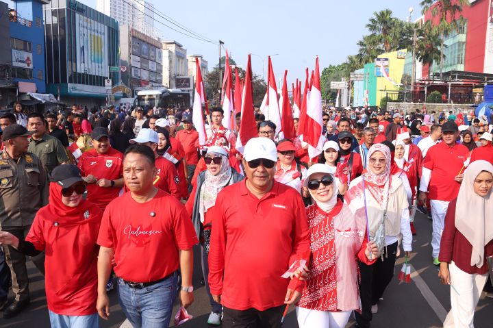 Polpum Kemendagri dan Pemkot Depok Bagian Ribuan Bendera Merah Putih Kepada Warga 2 ben 3