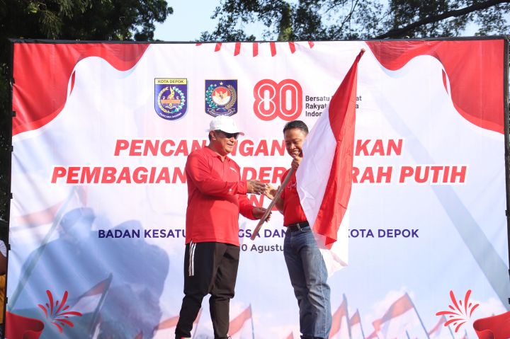 Polpum Kemendagri dan Pemkot Depok Bagian Ribuan Bendera Merah Putih Kepada Warga 2 ben