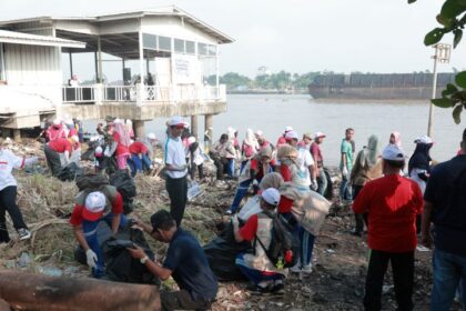 Ratusan relawan yang berasal dari warga setempat, guru dan murid bank sampah sekolah, karyawan WINGS Group di Palembang, dan jurnalis, ikut melakukan Aksi Bersih Sungai Musi Palembang. Foto: Wings