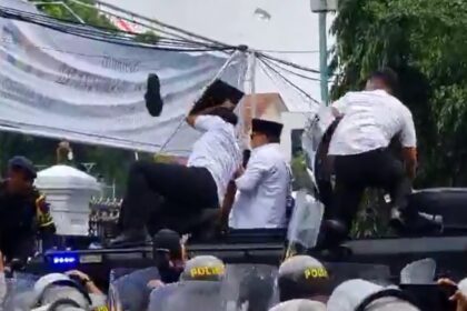 Bupati Pati Sudewo saat menemui pengunjuk rasa. Foto: Tangkapan layar video warga