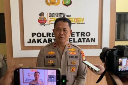 Kasi Humas Polres Metro Jakarta Selatan, Kompol Murodih saat memberikan keterangan terkait kasus penyalahgunaan narkoba di kawasan Radio Dalam, Kebayoran Baru, Selasa (5/8/2025). Foto: Dok/ipol.id