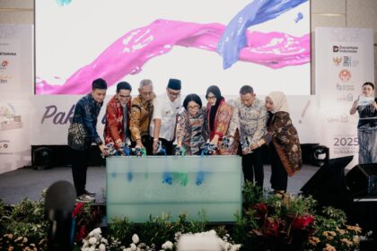 (kiri ke kanan) CEO PaDi UMKM Jimmy Karisma, VP Synergy Telkom Kuncoro Wastuwibowo, SVP Procurement PT Pertamina (Persero) Hery Murahmanta, Wakil Menteri BUMN Aminuddin Ma’ruf, Staf Ahli Bidang Keuangan dan Pengembangan UMKM Kementerian BUMN Loto Srinaita Ginting, Ketua Harian Dewan Kerajinan Nasional Destry Anna Sari, Regional CEO VIII/Jawa 3 PT Bank Mandiri (Persero) Tbk Hendra Wahyudi, dan Kepala Departemen Ekonomi Keuangan Inklusif dan Hijau Bank Indonesia Nita Anastuty saat acara PaDi UMKM Hybrid Expo & Conference 2025 di Pakuwon Mall Surabaya, pada Jumat (1/8/2025). Foto: Telkom Indonesia