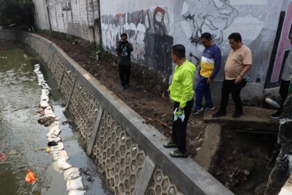 Wali Kota Jakarta Selatan (Jaksel), M Anwar, dan jajaran saat meninjau turap Kali Sepak yang rusak akibat longsor di Kelurahan Petukangan Utara, Kecamatan Pesanggrahan, tengah diperbaiki oleh Sudin Sumber Daya Air Jaksel, Jumat (8/8/2025). Foto: Ist
