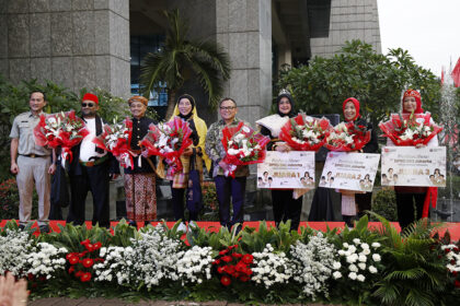 Anggota DPRD DKI Jakarta mengikuti fashion show memperingati HUT ke-80 Kemerdekaan Indonesia. Foto: dok. Sekretariat DPRD Provinsi DKI Jakarta