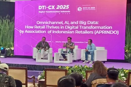 Chief Executive Officer PT Digital Mediatama Maxima Tbk, Budiasto Kusuma (tengah), bersama Head of Marketing Klik Indomaret, Roger Tanaka (kanan) dan moderator, dalam Talkshow InspiRETAIL berjudul “Retail Sukses Transformasi: Omnichannel, AI dan Big Data” Hari Ritel Nasional (HRN) 2025 Asosiasi Pengusaha Retail Indonesia (Aprindo), rangkaian acara Digital Transformation Indonesia Conference and Expo (DTICX) 2025 di JICC Jakarta, 6-7 Agustus 2025. Foto: Joesvicar Iqbal/ipol.id