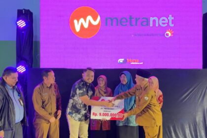 Penyerahan donasi oleh Sales Cazbox by Metranet Fani Hamizah kepada Wakil Bupati Kab Bener Meriah Ir. H. Armian saat acara peluncuran aplikasi Titanium, beberapa waktu yang lalu. Foto: Telkom Indonesia