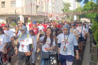 Ratusan warga Apartemen Kalibata City (Kalcit), Pancoran, Jakarta Selatan, melakukan olahraga jalan sehat, menyemarakkan Hari Ulang Tahun (HUT) Kemerdekaan Republik Indonesia (RI) ke-80, Jumat (15/8/2025) pagi. Foto: Joesvicar Iqbal/ipol.id