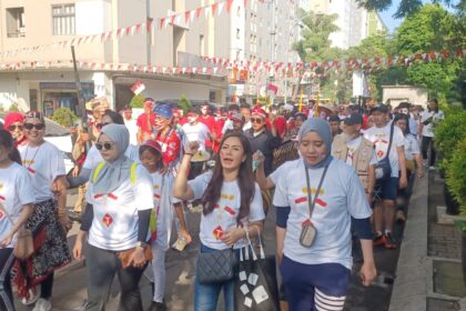 Ratusan warga Apartemen Kalibata City (Kalcit), Pancoran, Jakarta Selatan, melakukan olahraga jalan sehat, menyemarakkan Hari Ulang Tahun (HUT) Kemerdekaan Republik Indonesia (RI) ke-80, Jumat (15/8/2025) pagi. Foto: Joesvicar Iqbal/ipol.id