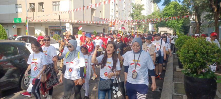 Ratusan warga Apartemen Kalibata City (Kalcit), Pancoran, Jakarta Selatan, melakukan olahraga jalan sehat, menyemarakkan Hari Ulang Tahun (HUT) Kemerdekaan Republik Indonesia (RI) ke-80, Jumat (15/8/2025) pagi. Foto: Joesvicar Iqbal/ipol.id