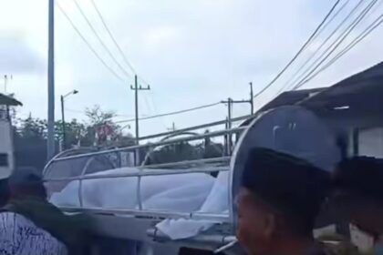 Zaini, warga Desa Blumbungan, Pamekasan ditandu menggunakan keranda mayat. Foto: Tangkapan layar Instagram @surabayaraya_info