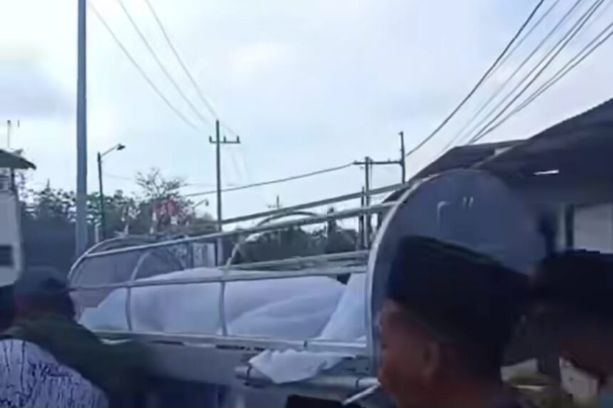 Zaini, warga Desa Blumbungan, Pamekasan ditandu menggunakan keranda mayat. Foto: Tangkapan layar Instagram @surabayaraya_info