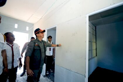 Kepala BNPB, Letnan Jenderal TNI Suharyanto saat melakukan peninjauan langsung ke lokasi pembangunan hunian tetap tahap pertama bagi para penyintas bencana erupsi Gunungapi Lewotobi Laki-laki di Noboleto, Kabupaten Flores Timur, Nusa Tenggara Timur (NTT), Kamis (28/8/2025). Foto: Ist