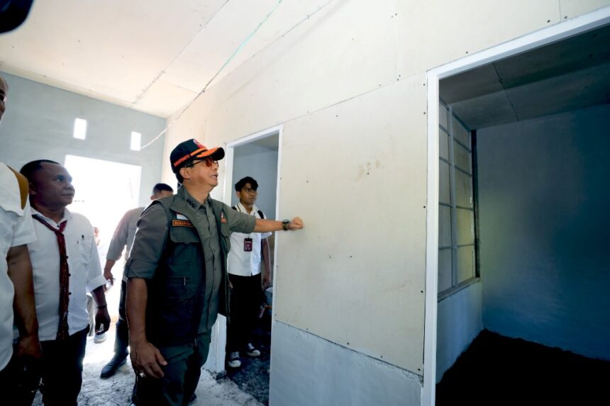 Kepala BNPB, Letnan Jenderal TNI Suharyanto saat melakukan peninjauan langsung ke lokasi pembangunan hunian tetap tahap pertama bagi para penyintas bencana erupsi Gunungapi Lewotobi Laki-laki di Noboleto, Kabupaten Flores Timur, Nusa Tenggara Timur (NTT), Kamis (28/8/2025). Foto: Ist