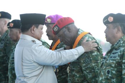 Presiden Prabowo Subianto saat menganugerahkan pangkat Jenderal Kehormatan dan Tanda Kehormatan Bintang Sakti kepada sejumlah tokoh militer dan purnawirawan TNI. Foto: Setneg