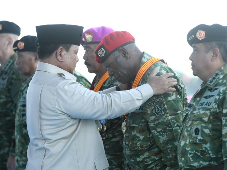 Presiden Prabowo Subianto saat menganugerahkan pangkat Jenderal Kehormatan dan Tanda Kehormatan Bintang Sakti kepada sejumlah tokoh militer dan purnawirawan TNI. Foto: Setneg