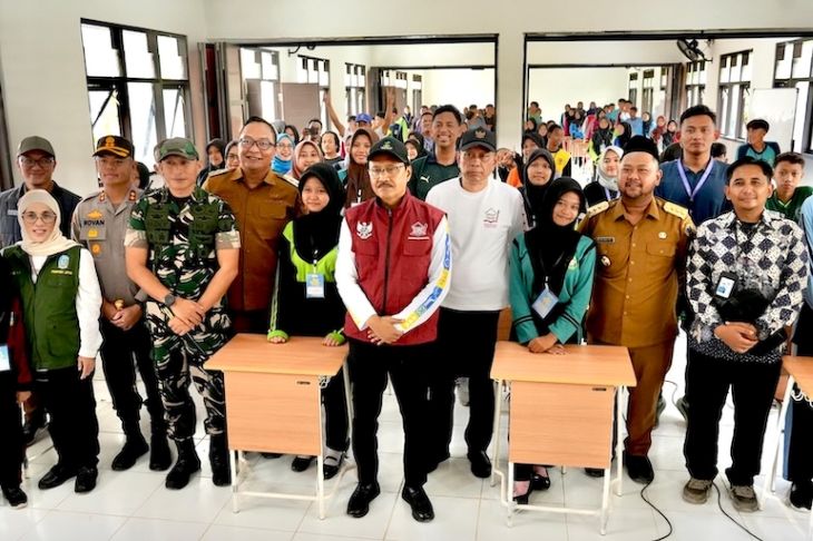 Mensos Syaifullah Yusuf atau Gus Ipul saat meninjau pelaksanaan Sekolah Rakyat Menengah Atas (SRMA) 37 Gresik di UPT SMPN 30 Gresik, Jawa Timur. Foto: kemensos