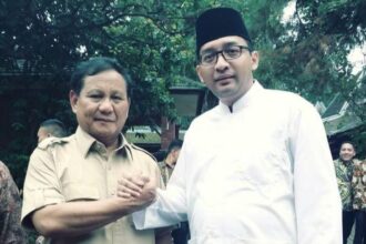 Presiden Republik Indonesia ke-8, Prabowo Subianto bersama Sekretaris Jenderal Perkumpulan Profesi Pengacara Indonesia (Sekjen Propindo), Heikal Safar, saat menghadiri kegiatan di Jakarta. Foto: Dok/ipol.id