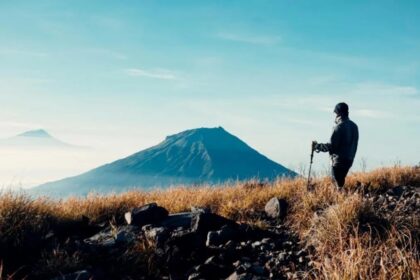 ilustrasi mendaki gunung. Foto pexels