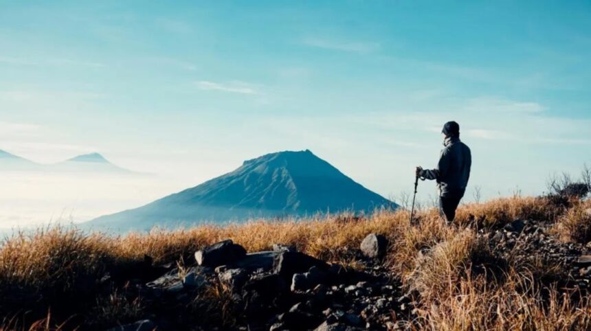 ilustrasi mendaki gunung. Foto pexels
