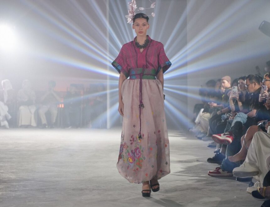 Tampilkan Koleksi Terbaru, di JF3 2025, NES, Mengeksplorasi Kembali, Kekayaan Tekstil Tradisional Indonesia